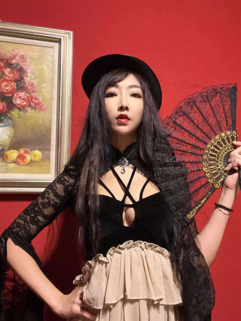 李宓2021年8月結婚，4年裡生下2子3女成為5寶媽。（圖／翻攝自臉書）