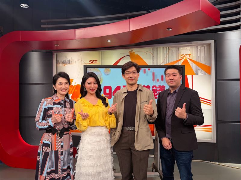 記憶體股價近期大幅修正讓散戶心慌，但台經院產經資料庫總監劉佩真（左1）指出，AI產能排擠效應將讓記憶體價格長線有撐，投資人切勿因恐慌而砍在低點。輝達未來有望擴大採用SRAM技術優化AI效能，由於該領域由台廠主導，專家預言台灣半導體鏈將從間接受惠轉為直接受惠的爆發成長。（圖／94要賺錢提供）