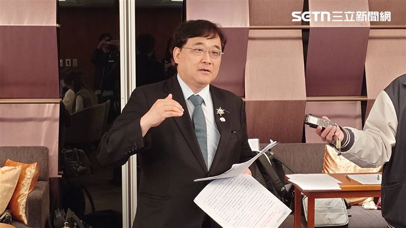 新光醫院副院長洪子仁說，透過具競爭力的薪資方案，新光醫院護理人員離職率從14.4降到9.1% 。（圖／記者簡浩正攝影）