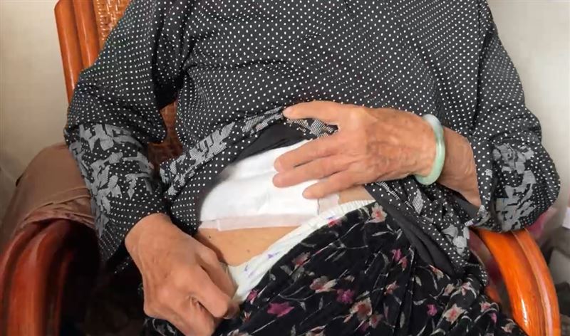 阿婆被巖姓弟弟持除草用的鐮刀打到全身傷，聽聞弟弟死訊情緒相當激動。(圖／翻攝畫面)