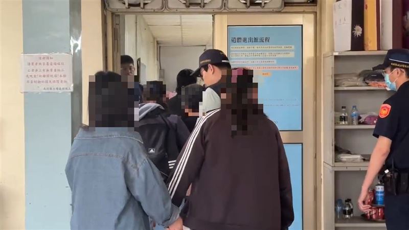 死者巖姓哥哥的妻女、母親到殯儀館認屍，情緒相當悲痛。(圖／翻攝畫面)