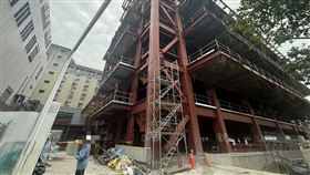 墜樓意外發生後警方拉起封鎖線。（圖／翻攝畫面）