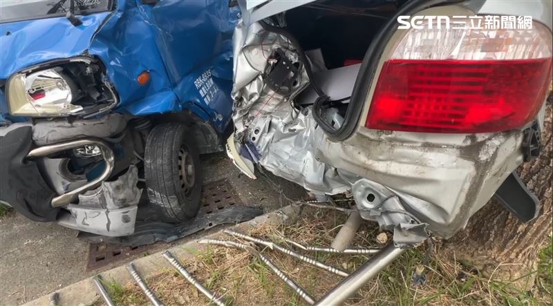 台南貨車「導彈式」噴撞原因曝光！命大紅衣嬤躲劫，駕駛趁亂跑了。（圖／翻攝畫面）