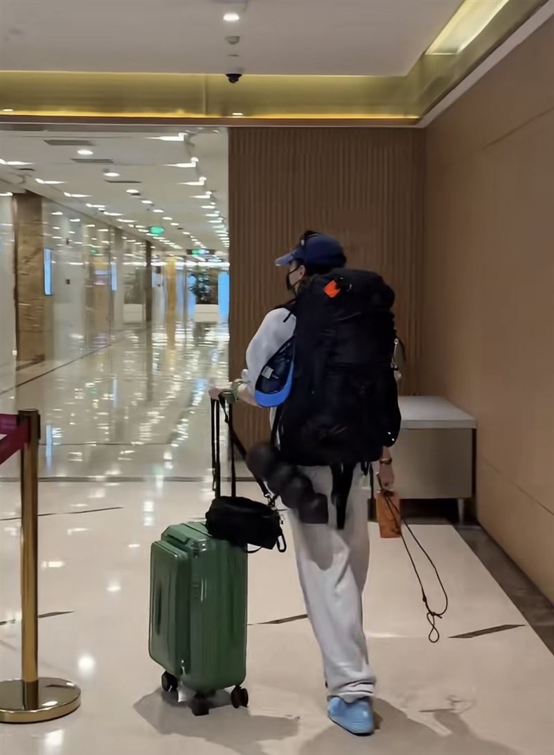 張柏芝被網友目擊現身當地機場，穿著低調卻相當醒目，手推行李箱，背上還扛著一個超大背包，行動俐落。（圖／翻攝自小紅書）