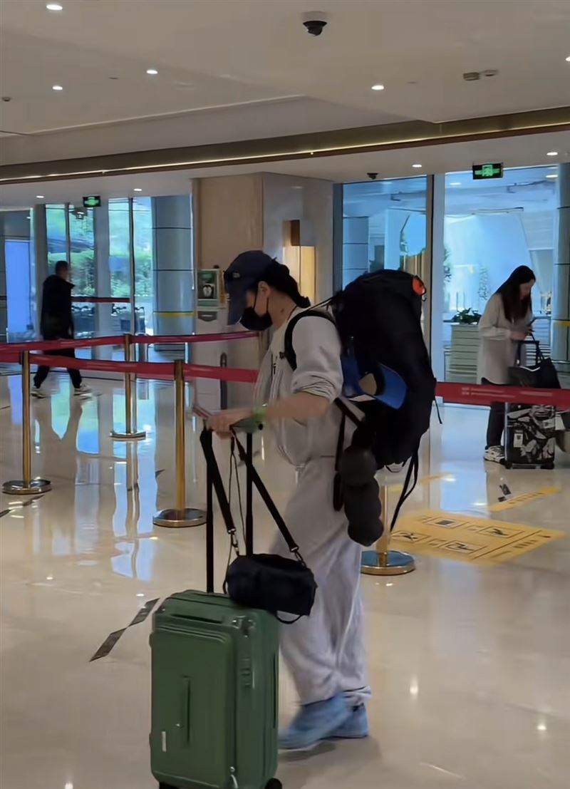 照片曝光後，網友紛紛大讚張柏芝是「超人媽媽」，認為她長期親力親為、四處奔波照顧孩子，即使沒有助理隨行，也能一手打理所有事務。（圖／翻攝自小紅書）