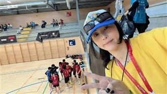 張柏芝一人扛巨包顧兒！網讚爆：超人媽媽