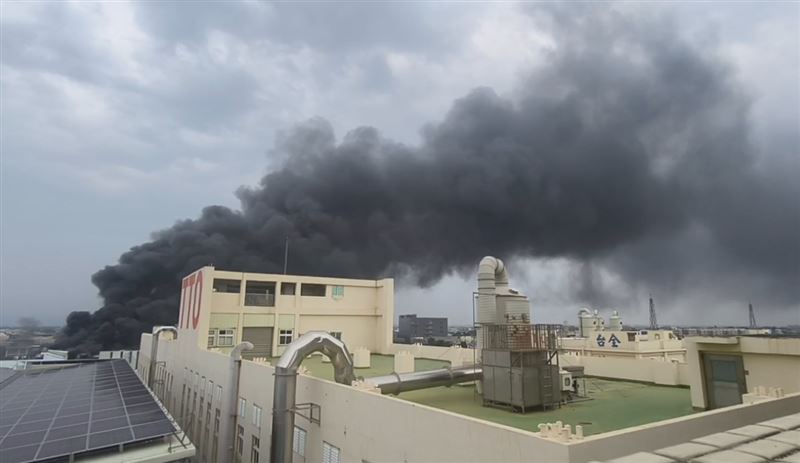 位於彰化福興鄉的二億企業工廠，突然竄出火苗，火勢一發不可收拾。(圖／翻攝畫面)