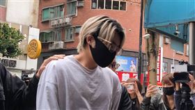 超跑網紅「邵某」被警方拘提到案。（圖／記者莊淇鈞攝影）