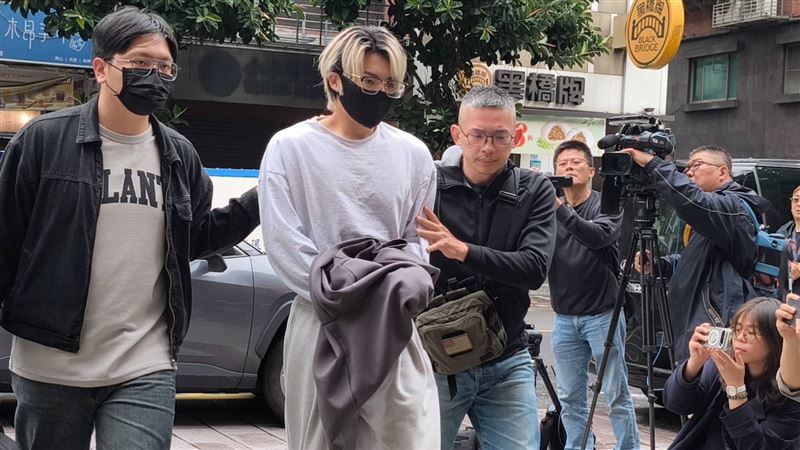 超跑網紅「邵某」被警方拘提到案。（圖／記者莊淇鈞攝影）