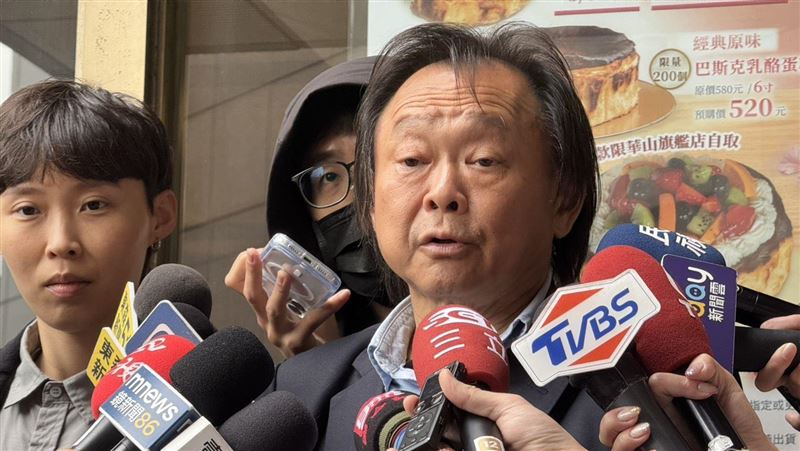 柯P稱老婆跪著擦地　王世堅：我太太也是