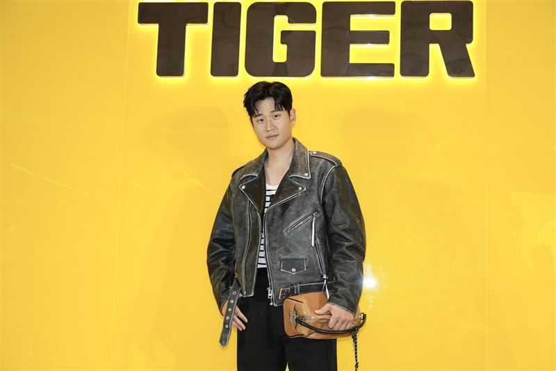 周興哲穿皮革外套帥氣現身。（圖／記者鄭孟晃攝影）