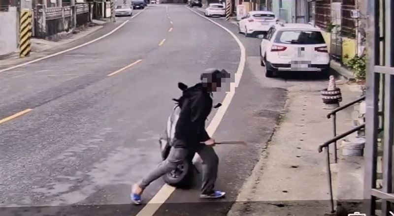 命案發生前兩天，巖姓弟弟才持鐮刀毆傷住附近的阿婆。(圖／翻攝畫面)