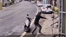 南投兄弟，雙屍案！巖姓兄弟，弟弟毆傷阿婆，鐮刀，監視器(圖／翻攝畫面)