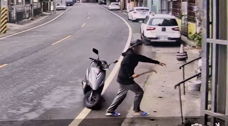 巖姓弟弟無業脾氣暴躁，前兩天騎機車持鐮刀闖入鄰居住家，毆傷年邁的阿婆。(圖／翻攝畫面)