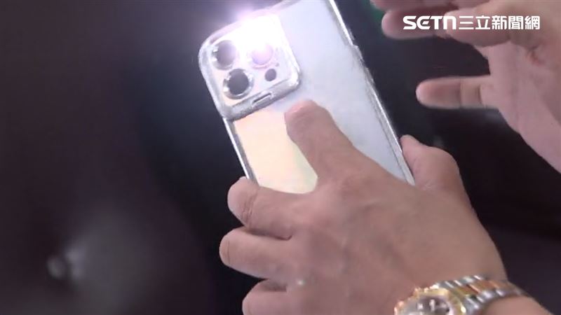 將房間內留一盞小燈，再搭配手機的手電筒，可照出蚊子的影子以利撲殺。（示意圖／資料照）