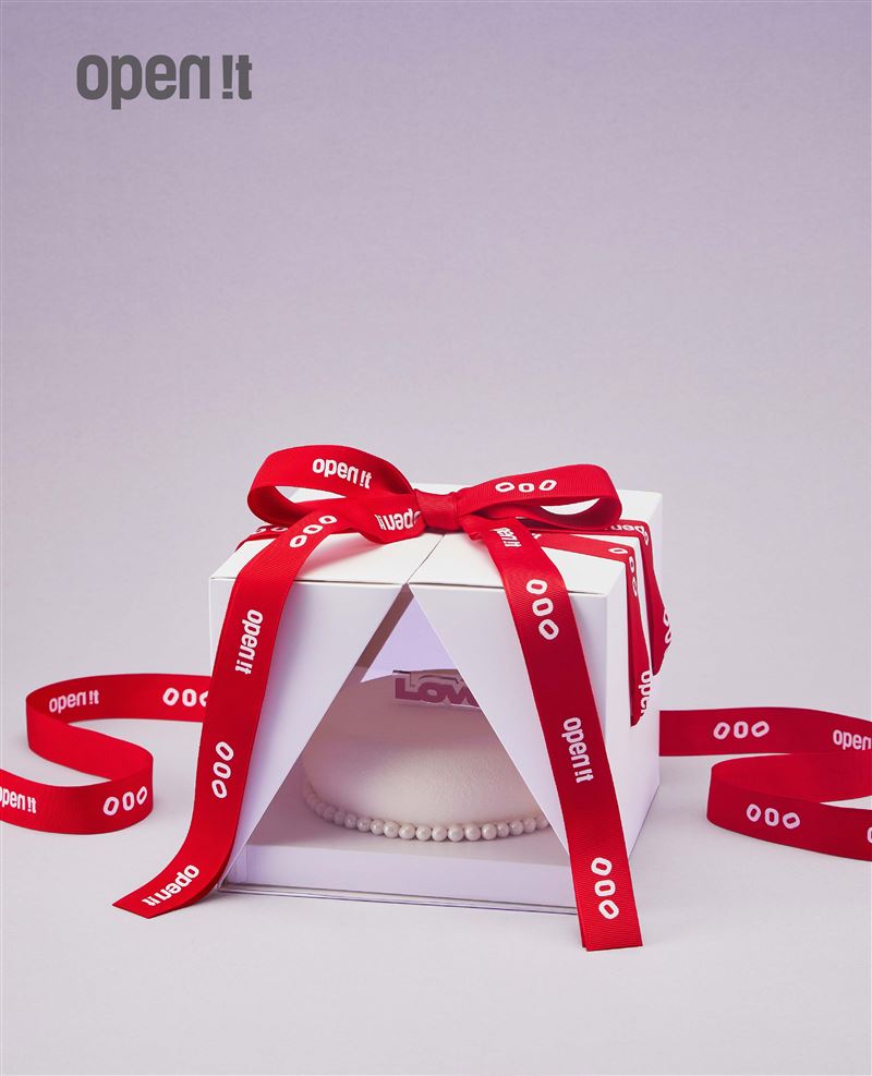 蛋糕上點綴LOVE壓克力插牌設計，將平時難以言說的情感轉化為可被看見的表達，讓心意更直接傳遞。（圖／品牌業者提供）