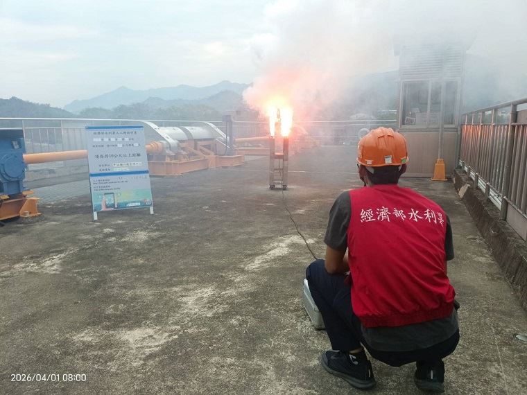 水利署工作人員在水庫邊全副武裝，近距離點燃增雨焰劑，現場濃煙伴隨橘色火光直衝天際，希望能幫台灣水庫爭取更多救命錢，不讓民生與工業用水斷炊。為了對抗缺水危機，水利署這次不藏了，直接在各大堰堤祭出火焰攻勢，透過科學方式強力催雨，現場震撼如戰場，就是要保住每一滴能灌飽水庫的黃金水源。（圖／經濟部提供）