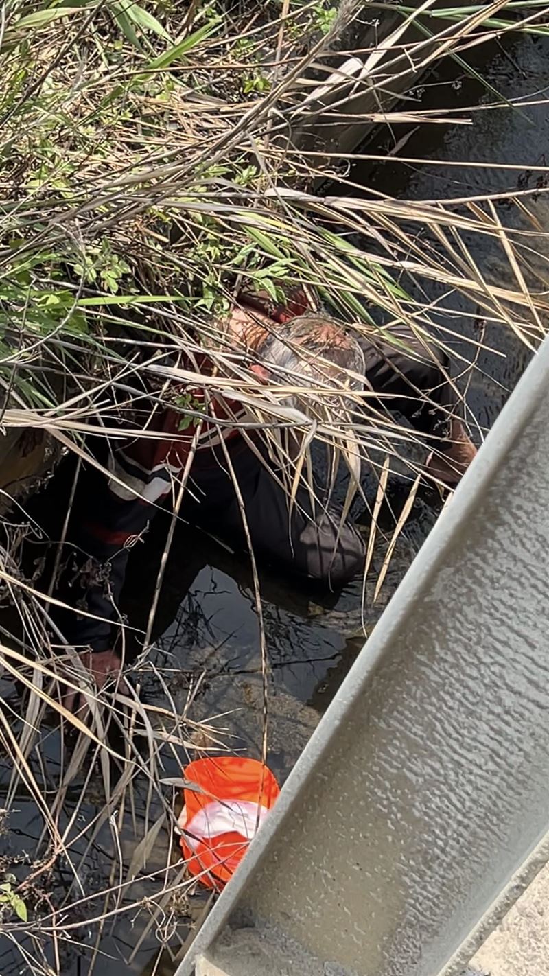 曾姓阿公因不明原因墜落大水溝內受困。(圖/翻攝自Threads @aka.yot)