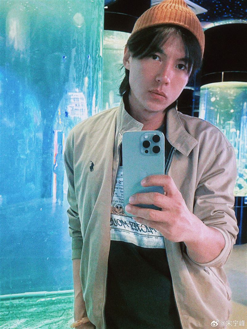 中國45歲男星宋寧峰近日捲入婚內出軌風波，他首度發聲道歉。（圖／翻攝自微博）