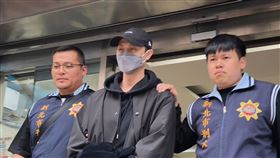 棒棒堂男孩「王子」邱勝翊被警方押姊送往新北檢複訊。（圖／記者莊淇鈞攝影）