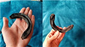 中國網友曬出存放了8年的香蕉，不但沒有腐壞，反而乾燥變黑、質地堅硬，宛如一件「活化石」。（圖／翻攝自小紅書）