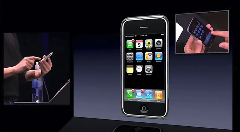 蘋果50年最大秘密曝光！賈伯斯被一位微軟工程師氣到，一怒之下一怒開外掛，催生iPhone轟動世界。圖為2007年賈伯斯介紹第一支iPhone。（圖／翻攝自《Protectstar Inc》）