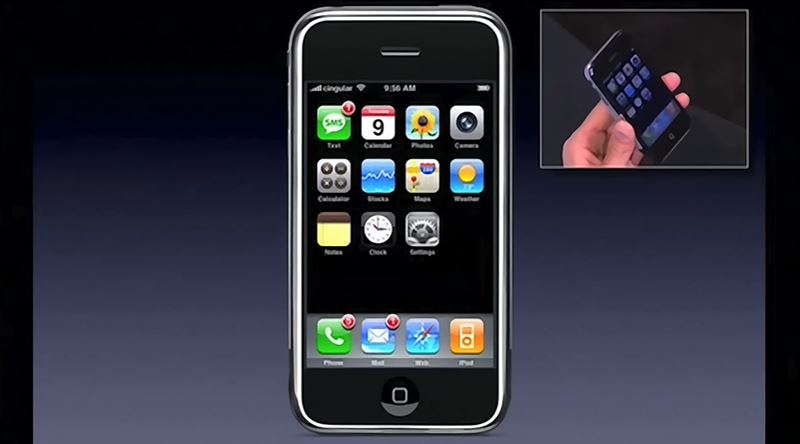 蘋果50年最大秘密曝光！賈伯斯被一位微軟工程師氣到，一怒之下一怒開外掛，催生iPhone轟動世界。圖為2007年賈伯斯介紹第一支iPhone。（圖／翻攝自《Protectstar Inc》）