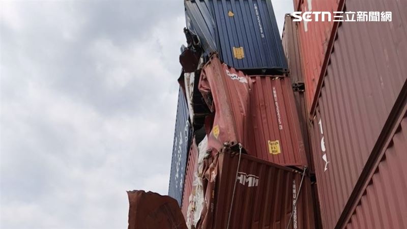「日璽輪」擦撞「韓遠歐普斯」右側船身，巨大衝擊力道讓4只貨櫃直接被掃落，重重砸進港區水域。（圖／翻攝畫面）