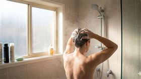 洗澡洗頭（示意圖／AI生成圖） 