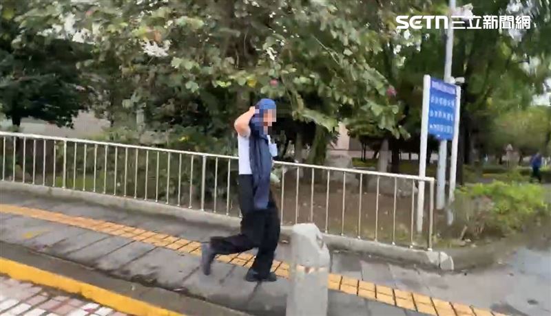 被問到會不會向女員工道歉，邱姓副院長不發一語快步奔跑離開。（圖／翻攝畫面）