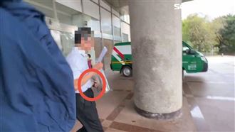 狼醫30萬交保畫面曝！外套罩頭狂奔躲鏡頭