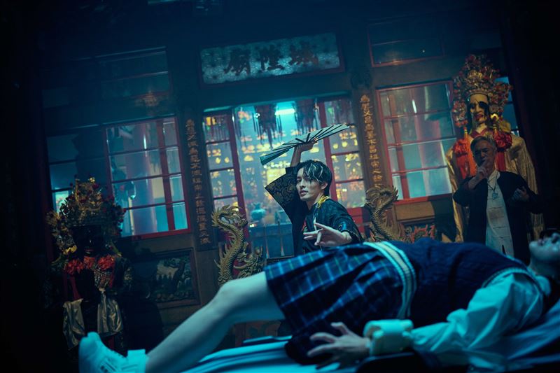 曹佑寧自嘲是「肢障」，半夜上頂樓苦練驅魔舞步。（圖／威視電影提供）