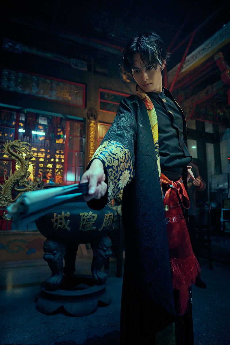 曹佑寧戰袍致敬山本耀司，化身「時尚驅魔人」。（圖／威視電影提供）