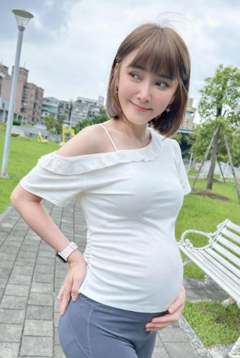 陳子玄今（1）日曬出一張挺著孕肚的照片。（圖／翻攝自陳子玄臉書）