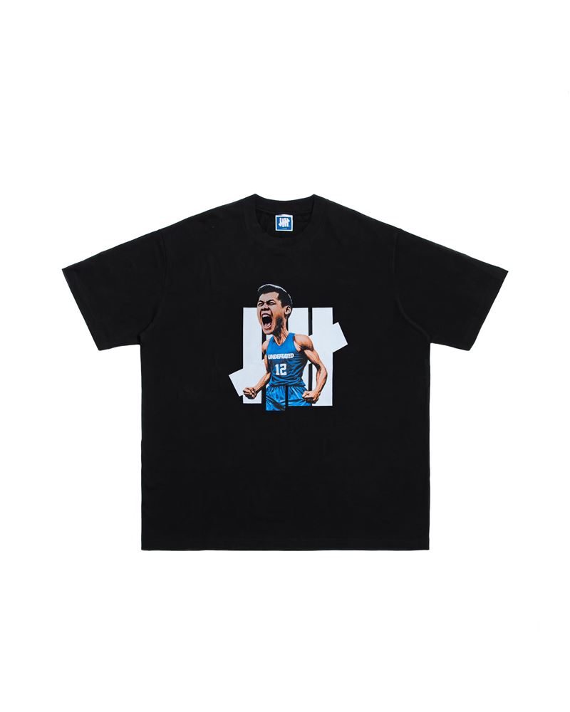 UNDEFEATED BEAST Tee：定格野獸燃燒瞬間。（圖／品牌業者提供）