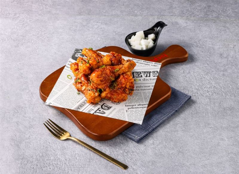 「Mix醬蒜風味炸雞」融合中、日、韓三國醬油熟成風味，搭配濃郁蒜香，呈現醬香深厚、鹹香回甘的經典口感。（圖／品牌業者提供）