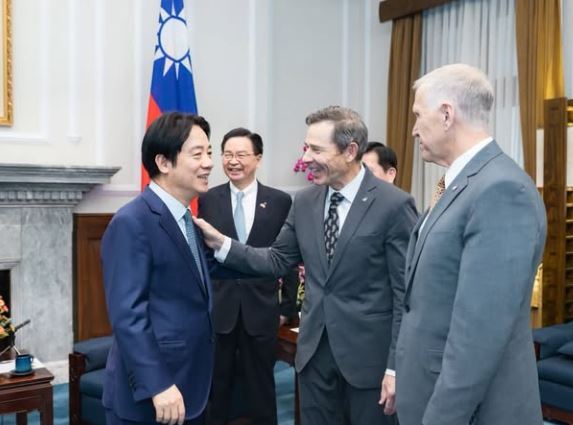 美國共和黨參議員柯蒂斯（John Curtis）（右2）近日率領國會跨黨派代表團，訪問台灣，與總統賴清德會面。（圖／翻攝自IG @senjohncurtis）