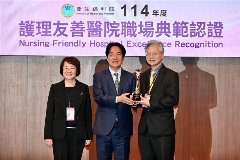 臺中榮總以3大面向打造友善護理環境，榮獲首屆護理友善職場認證醫學中心典範獎，總統賴清德親自頒獎，由院長傅雲慶(上圖右)代表受獎。（圖／臺中榮總提供）