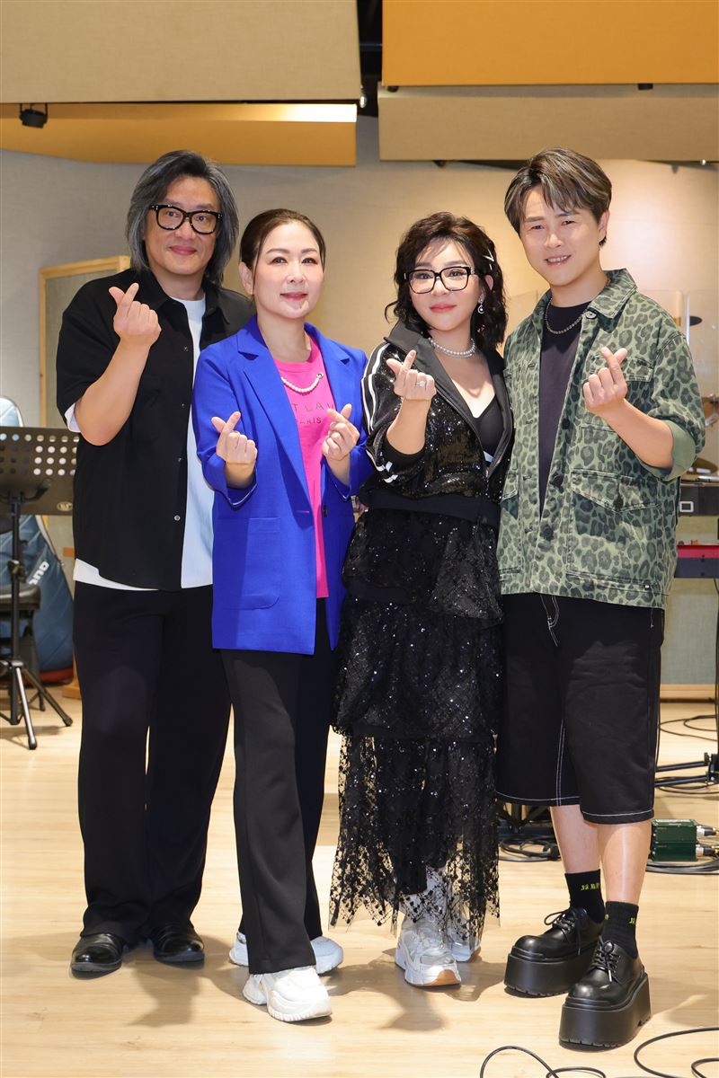 左起施文彬、張秀卿、王彩樺、陳孟賢，王彩樺放話「讓大家看壽桃」。（圖／高流提供）