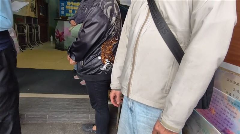 外送員自摔前的「一舉」引發網友討論，家屬表達不滿。（圖／記者石明啟攝影）