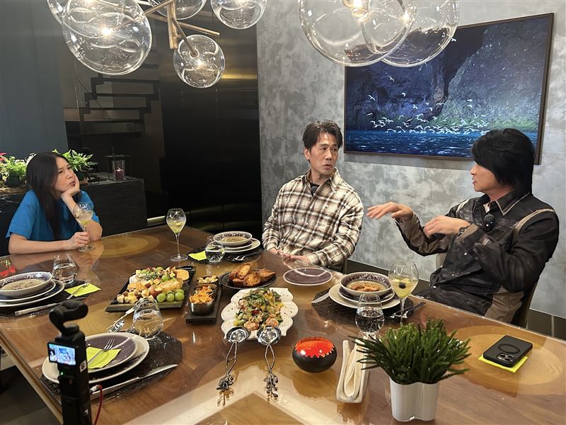 羅時豐節目邀請多年好友游鴻明聊往事。（圖／大牛比較攬 提供）