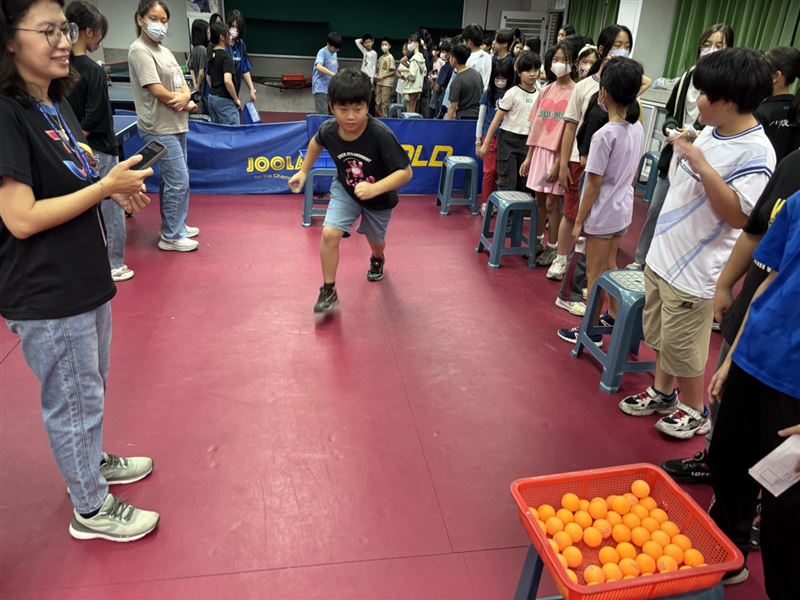 台中何厝國小送上一份別出心裁的禮物「上下課翻轉」。（圖／翻攝畫面）