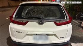 北市男子駕駛休旅車遭人開槍打破車尾擋風玻璃。（圖／翻攝畫面）