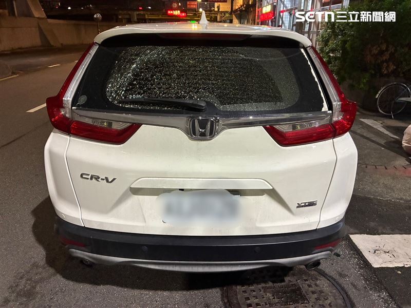 北市男子駕駛休旅車遭人開槍打破車尾擋風玻璃。（圖／翻攝畫面）
