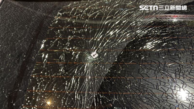 北市男子駕駛休旅車遭人開槍打破車尾擋風玻璃。（圖／翻攝畫面）