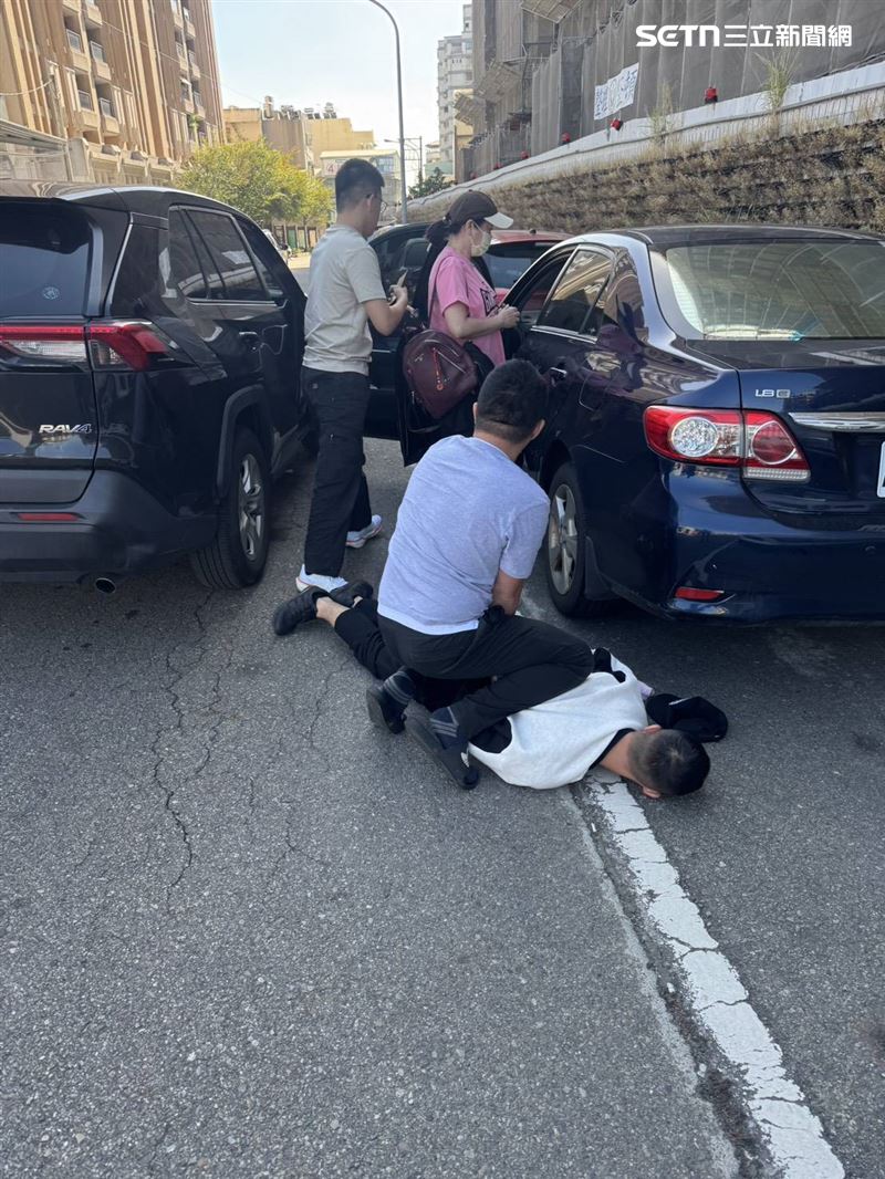 詐騙集團使用車輛遭警方鎖定，趁車手及收水成員交付款項時，一舉逮捕二人。（圖／翻攝畫面）