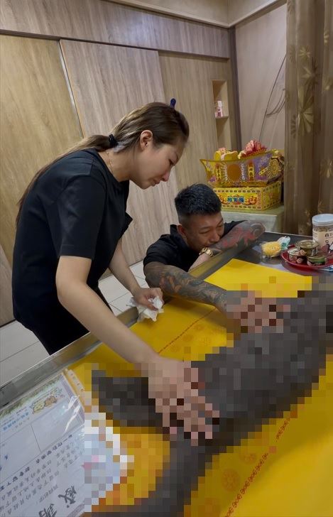 鳳梨自家愛貓過世，崩潰落淚撫摸屍體，「孩子，感謝祢陪伴我度過這十年的歲月。」（圖／翻攝自鳳梨臉書）