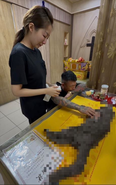 鳳梨自家愛貓過世，崩潰落淚撫摸屍體，「孩子，感謝祢陪伴我度過這十年的歲月。」（圖／翻攝自鳳梨臉書）