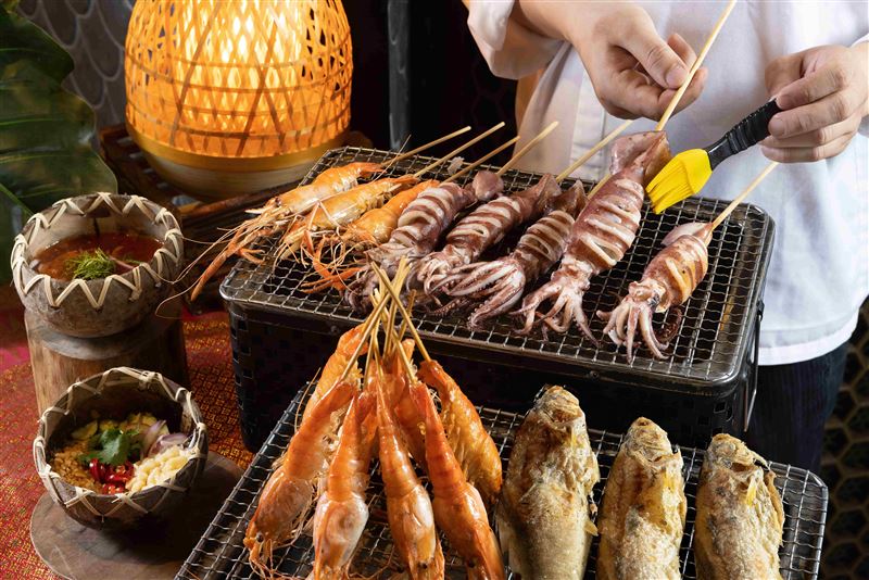 吸睛菜色包含炭香四溢的「現烤海鮮檯」，匯集泰國蝦、魷魚與午仔魚等精選海味。（圖／飯店旅宿業者提供）