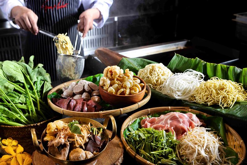 現煮湯品區可看見臨場感十足的「泰式船麵」。（圖／飯店旅宿業者提供）